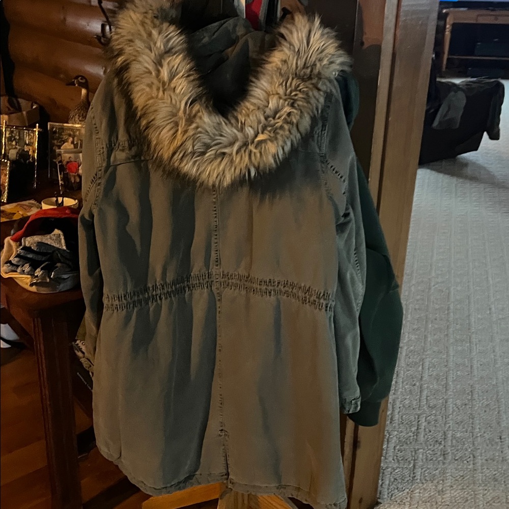 American Eagle Women’s Green Parka with Faux Fur Hood - Picture 2 of 3